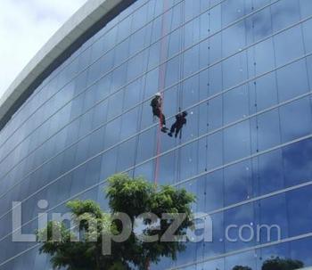 Limpeza de fachada: excelente atitude, grande risco